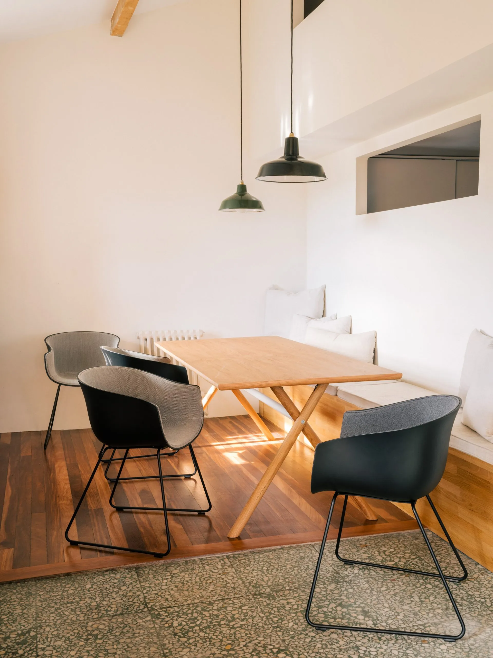 BAI SLED + BAI WOOD TABLE Decoración y muebles de diseño en Barcelona
