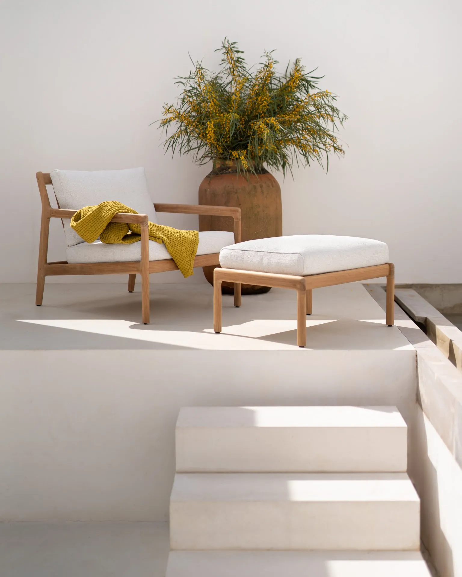 10250_Teak_Jack_outdoor_lounge_chair_offwhite_10248_Teak_Jack_outdoor_footstool_offwhite_WEB Muebles de diseño moderno en Barcelona