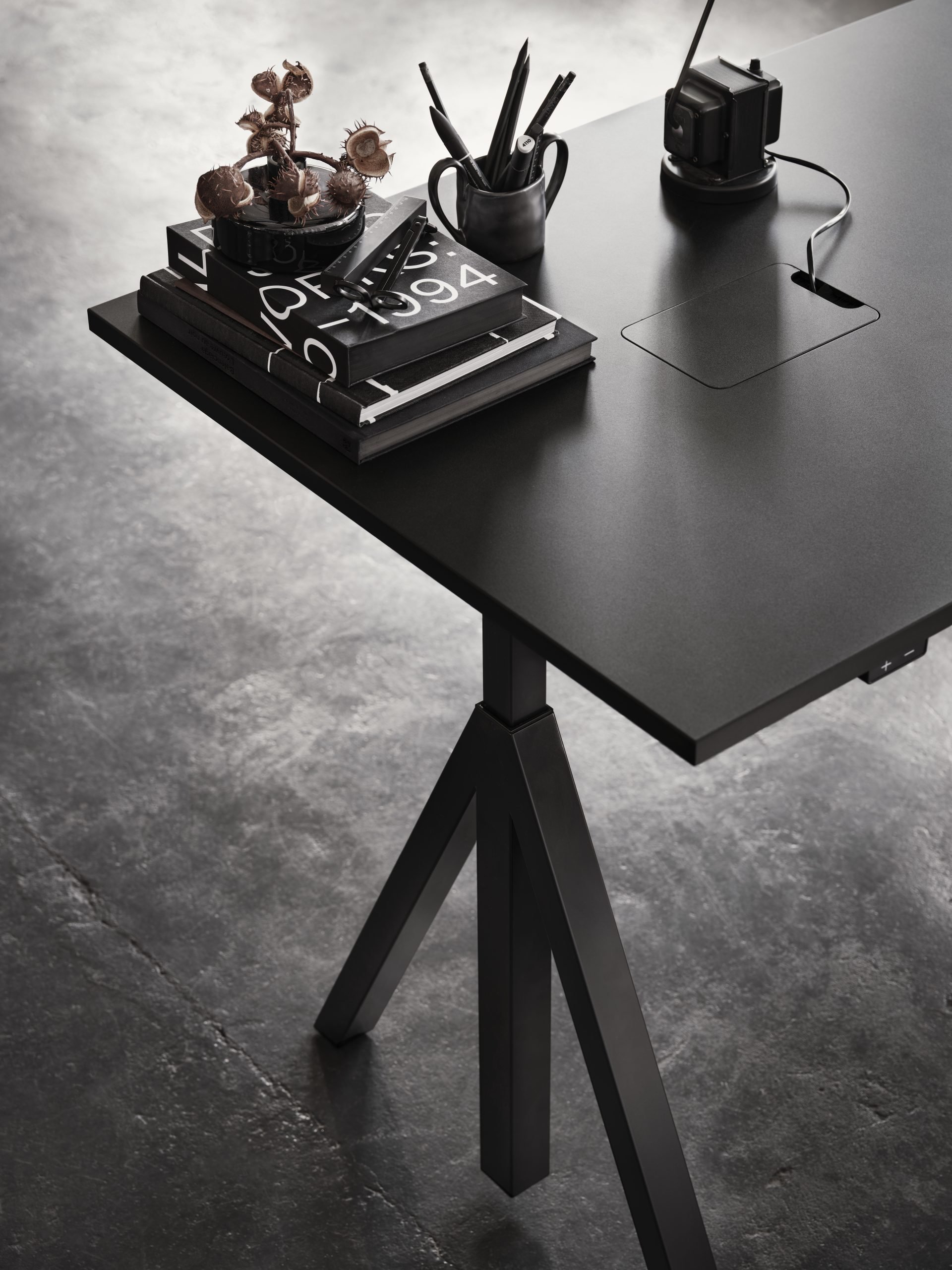 works-work-desk-black-1_portrait Escritorio de altura regulable de String