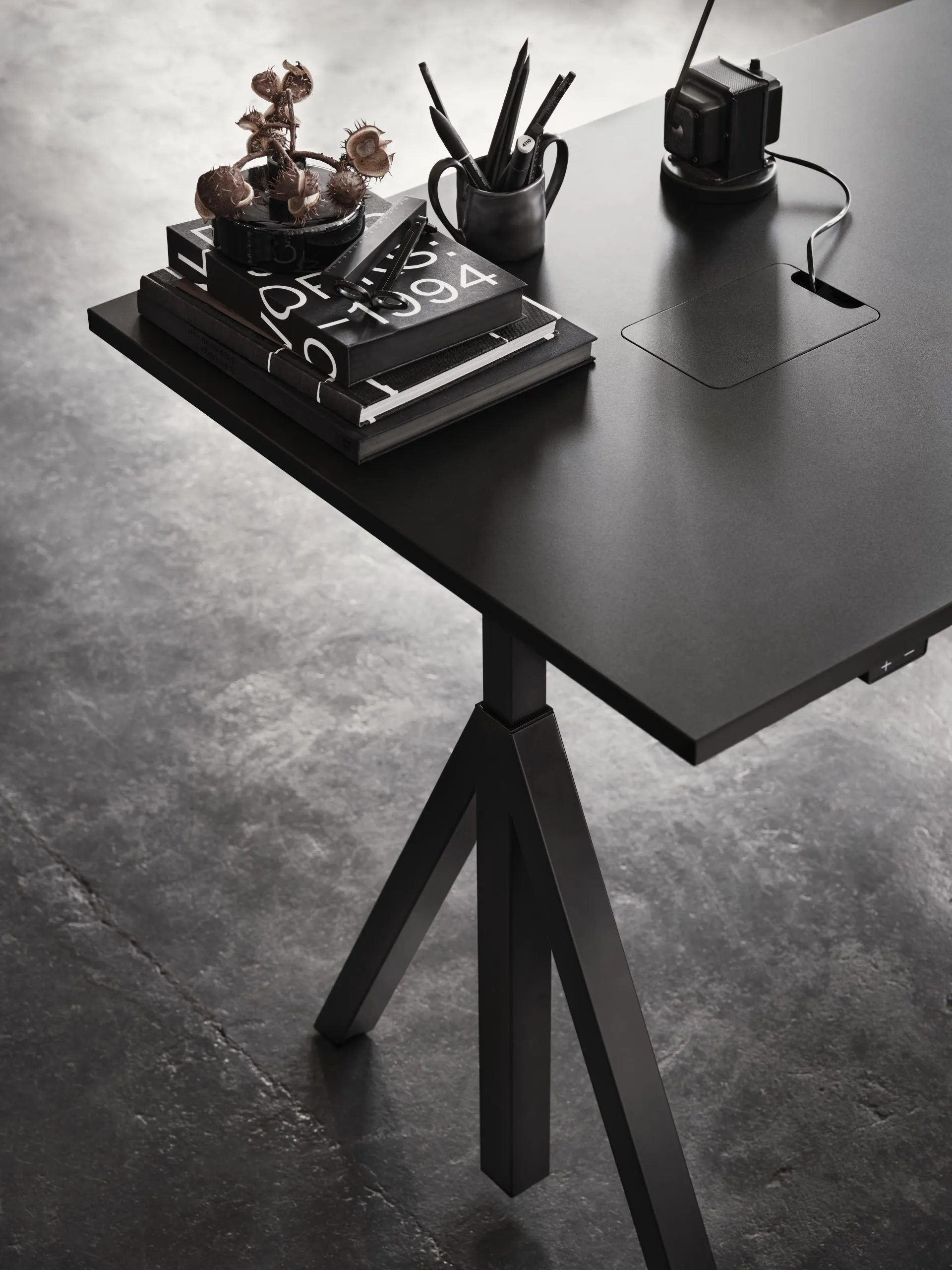 works-work-desk-black-1_portrait Escritorio de altura regulable de String