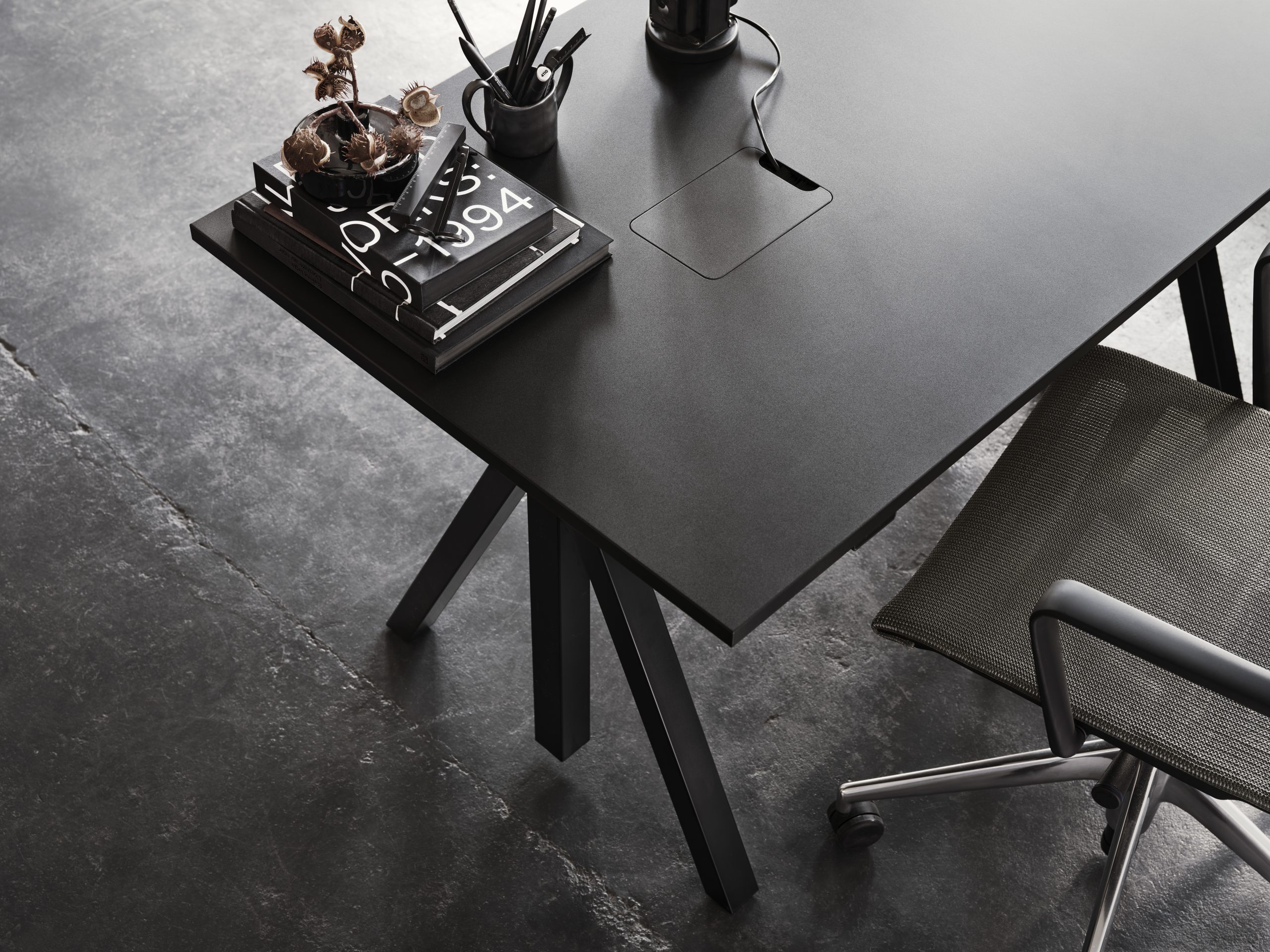 works-work-desk-black-2_landscape Escritorio de altura regulable de String