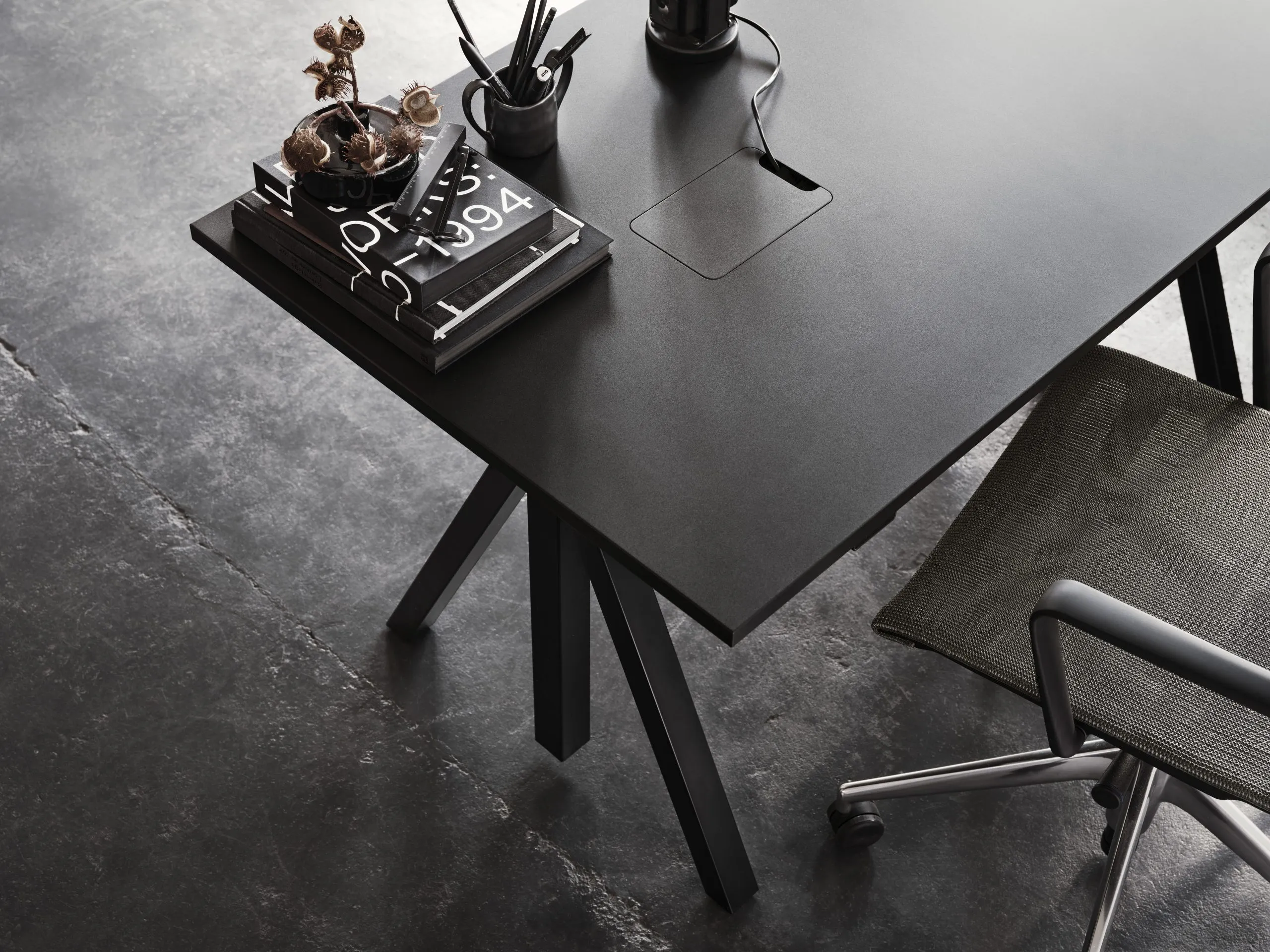 works-work-desk-black-2_landscape Escritorio de altura regulable de String