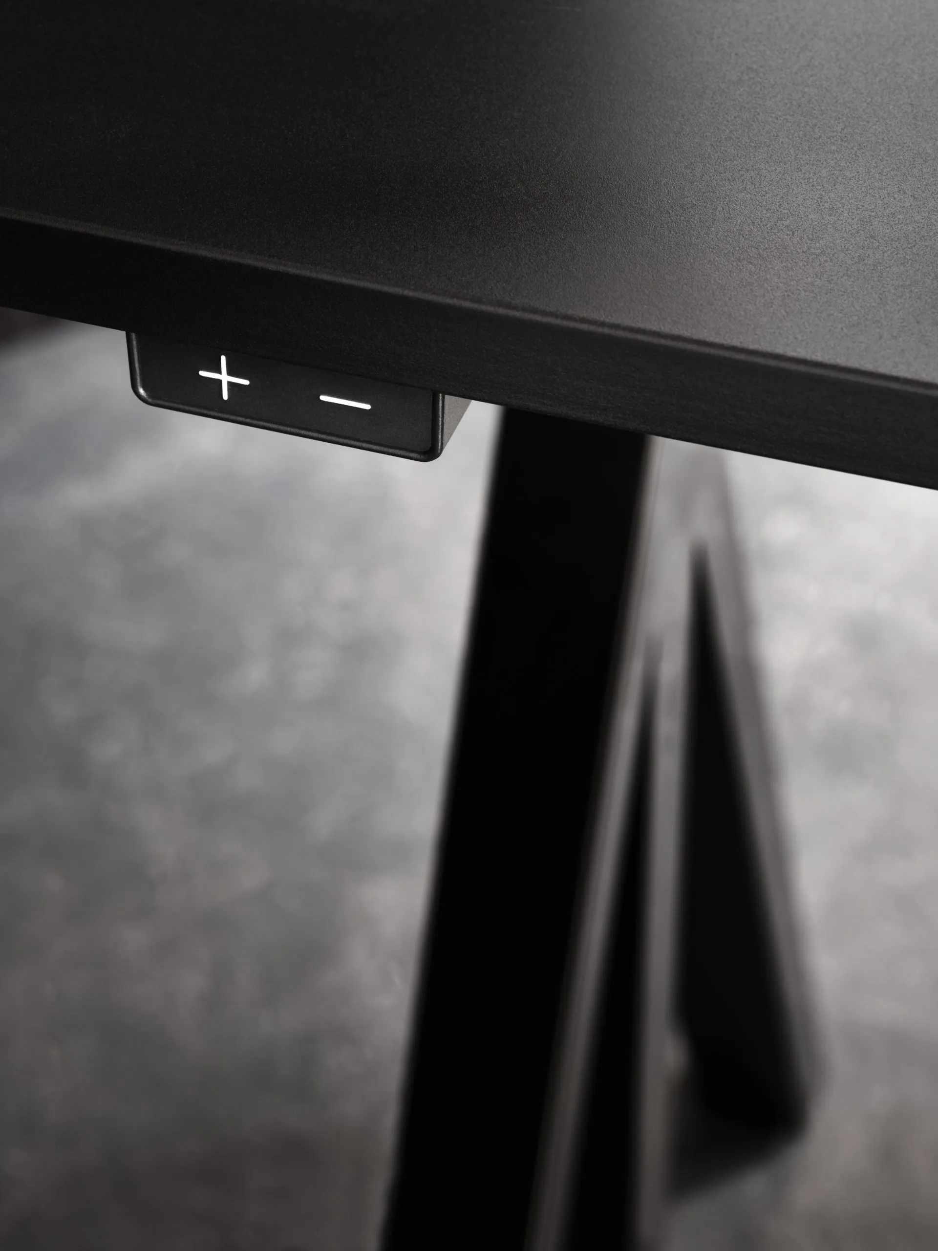works-work-desk-black-4_portrait Escritorio de altura regulable de String