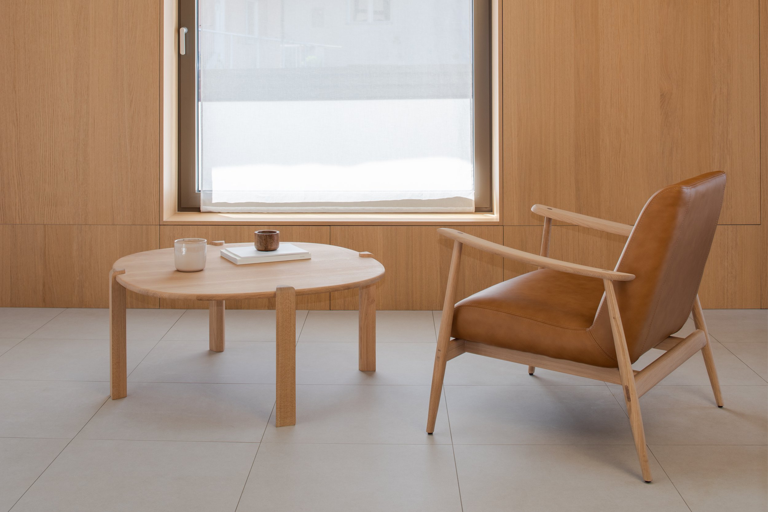 kulin-coffee-table-100x100-oiled-oka-white-aska-lounge-chair-oiled-oak-white-dakar-leather-nature-3411-1-1-gazzda